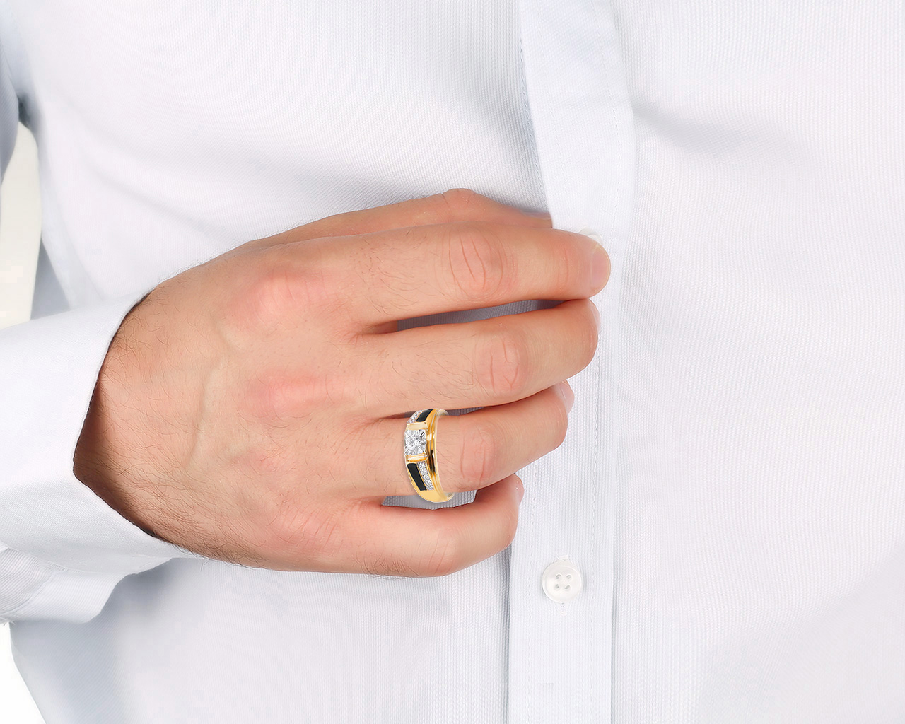 Золотое кольцо с черным ониксом и бриллиантами 0.45ct