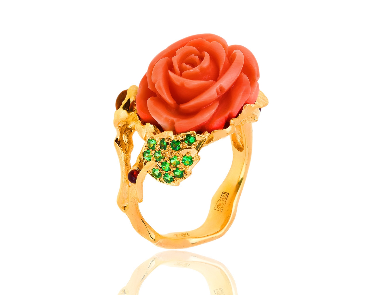 Нежное золотое кольцо с кораллом и цветными камнями