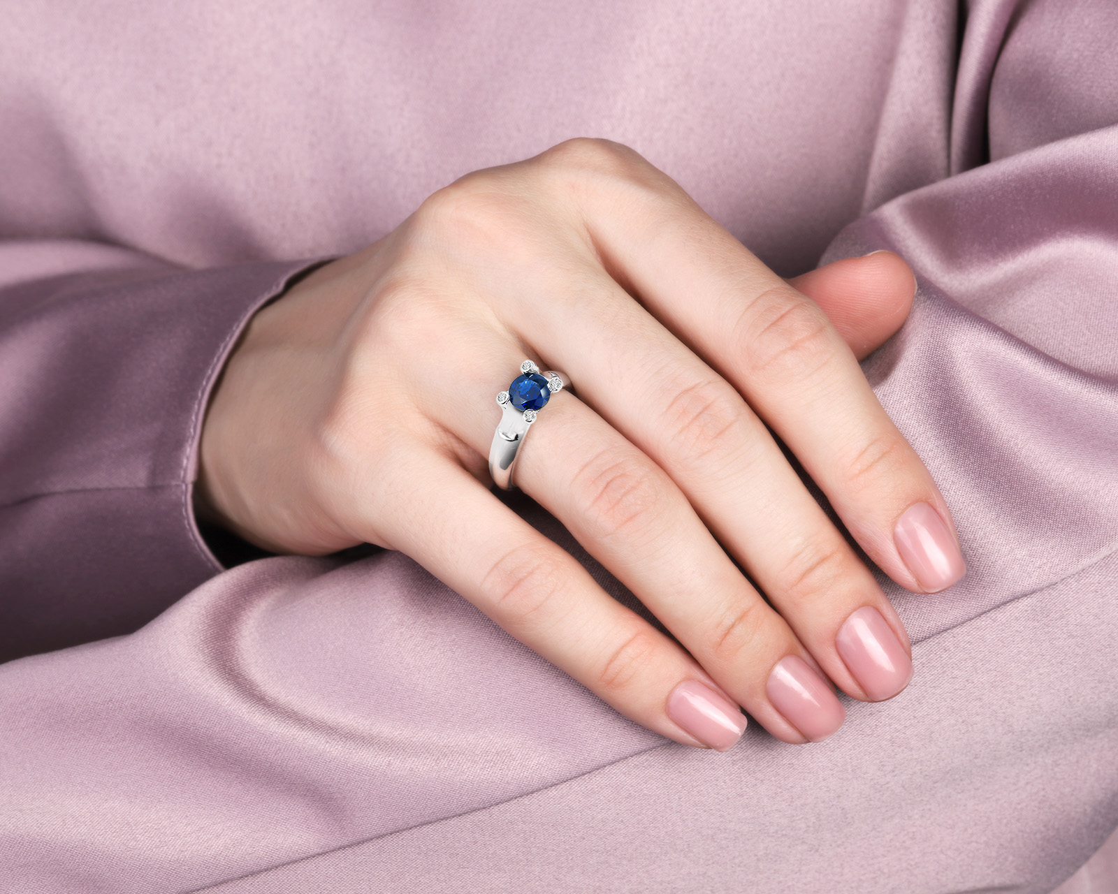 Золотое кольцо с сапфиром 1.00ct и бриллиантами 0.04ct