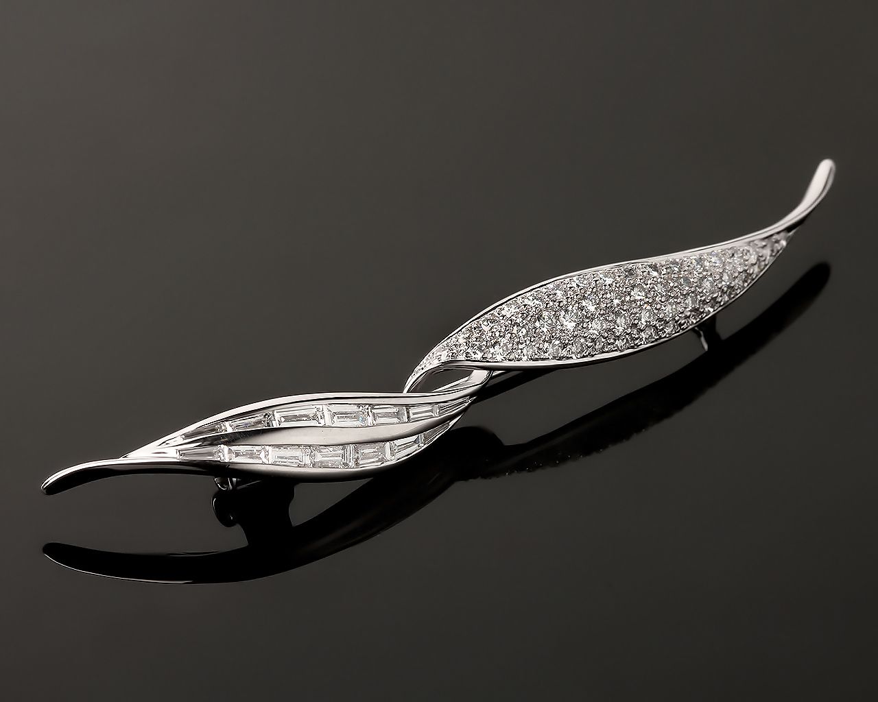 Золотая брошь с бриллиантами 1.93ct