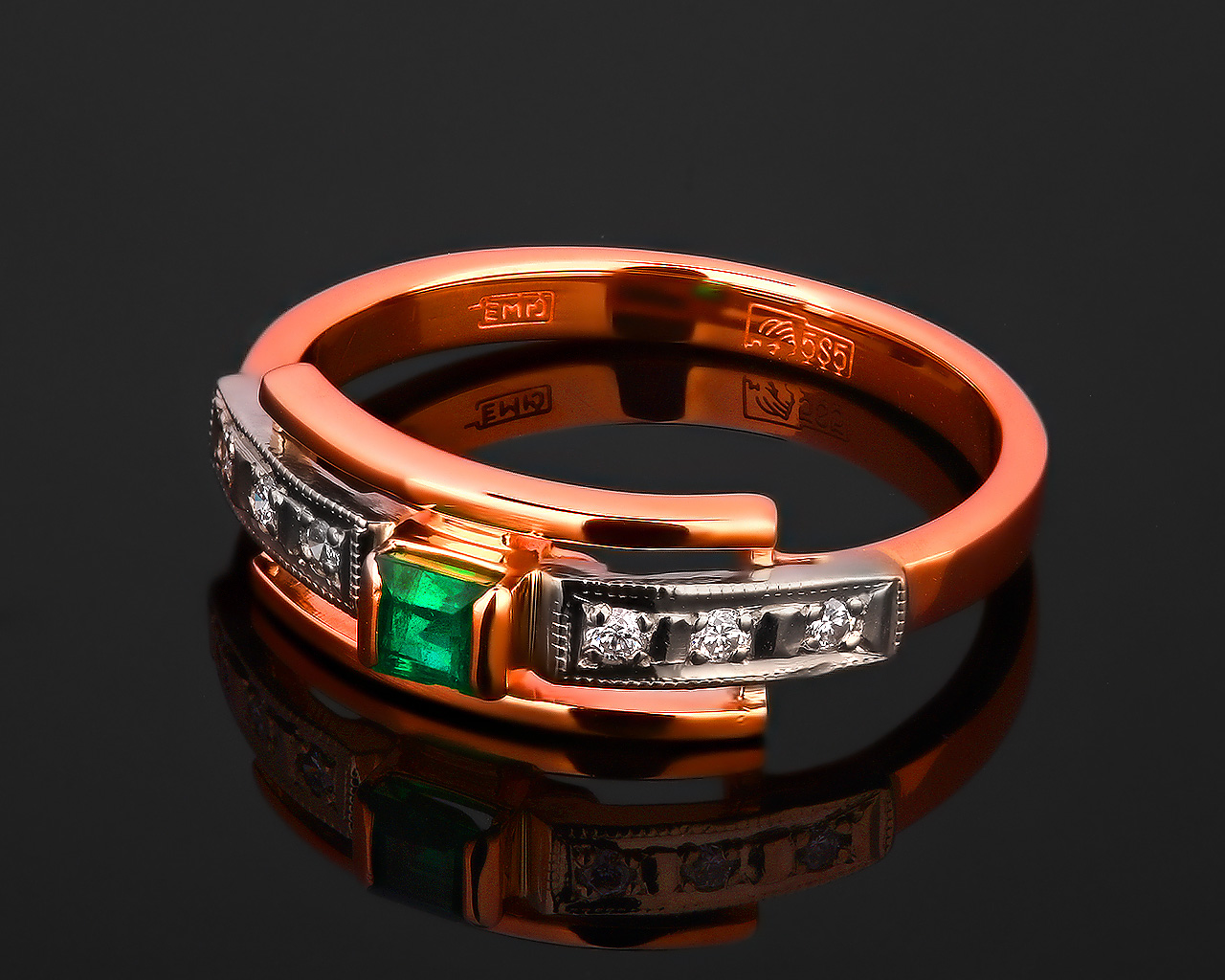 Золотое кольцо с бриллиантами и изумрудом 0.15ct Золотое кольцо с бриллиантами и изумрудом 0.15ct