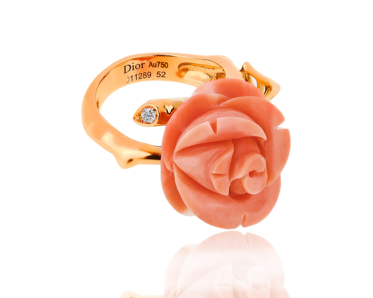 Нежное золотое кольцо с кораллом и бриллиантом Dior