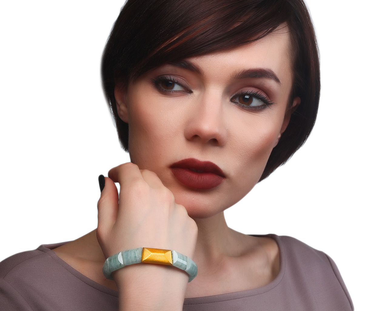 Достойный золотой браслет с матовыми аквамаринами