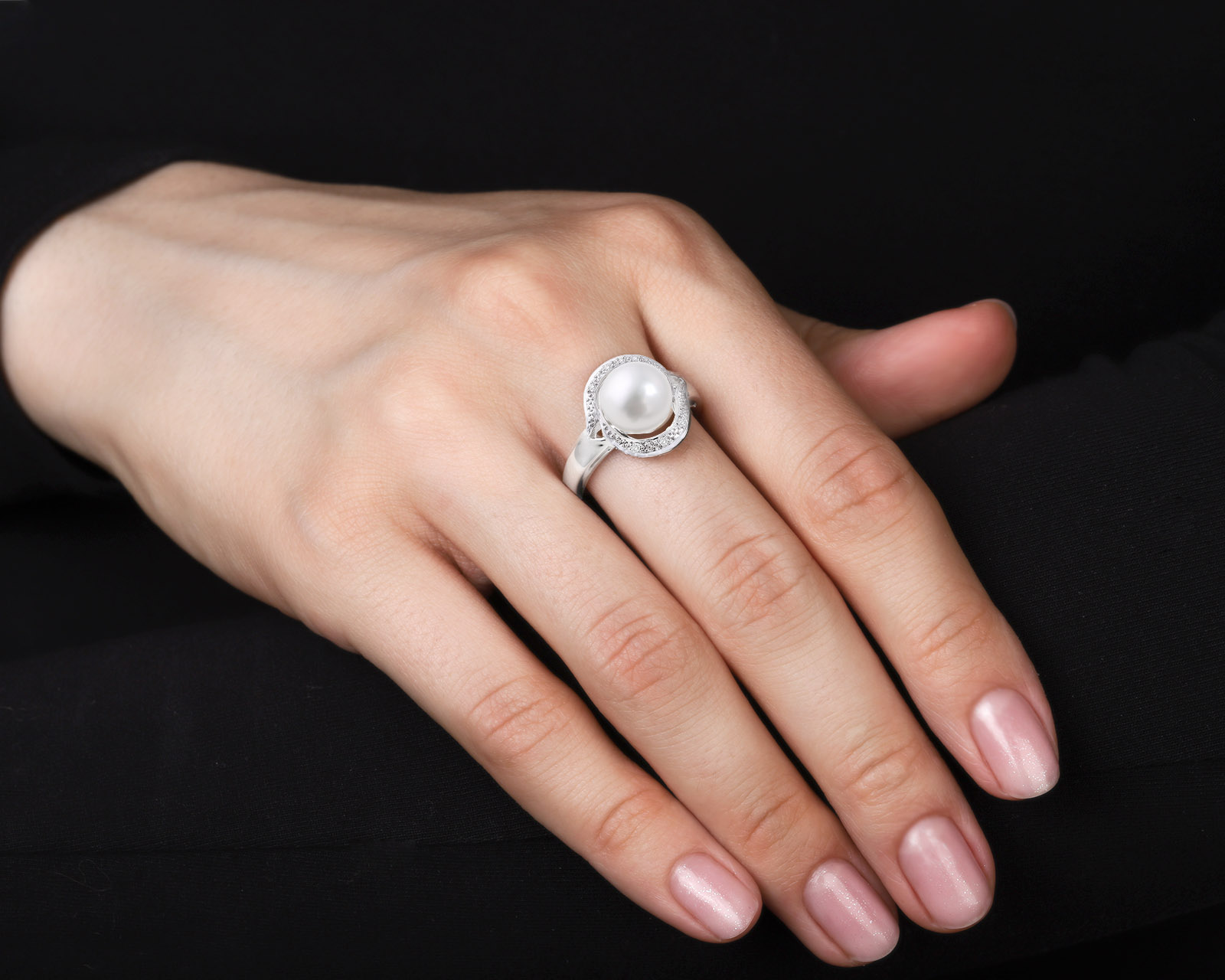 Золотое кольцо с жемчугом и бриллиантами 0.05ct