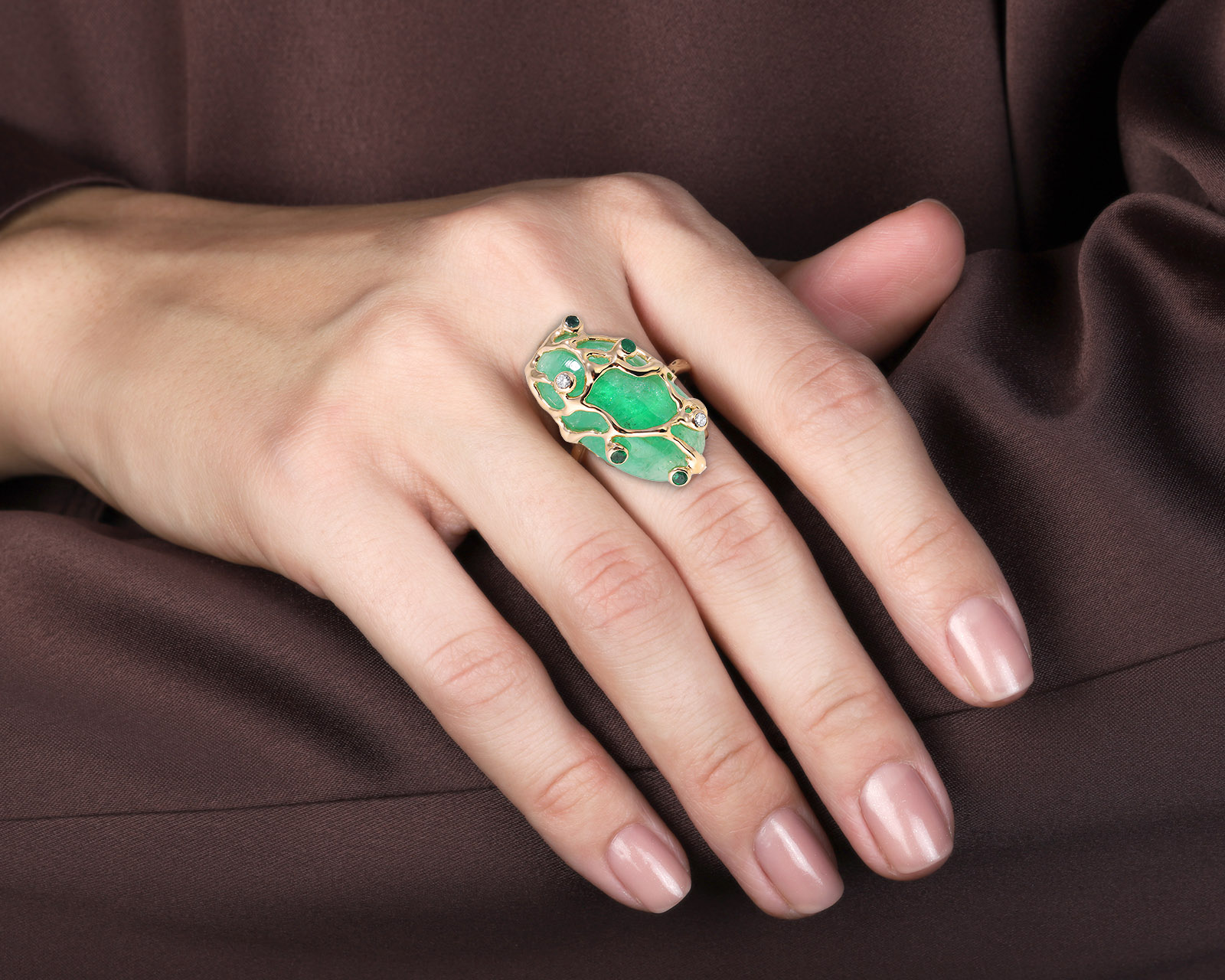 Золотое кольцо с изумрудами 16.95ct и бриллиантами 0.05ct