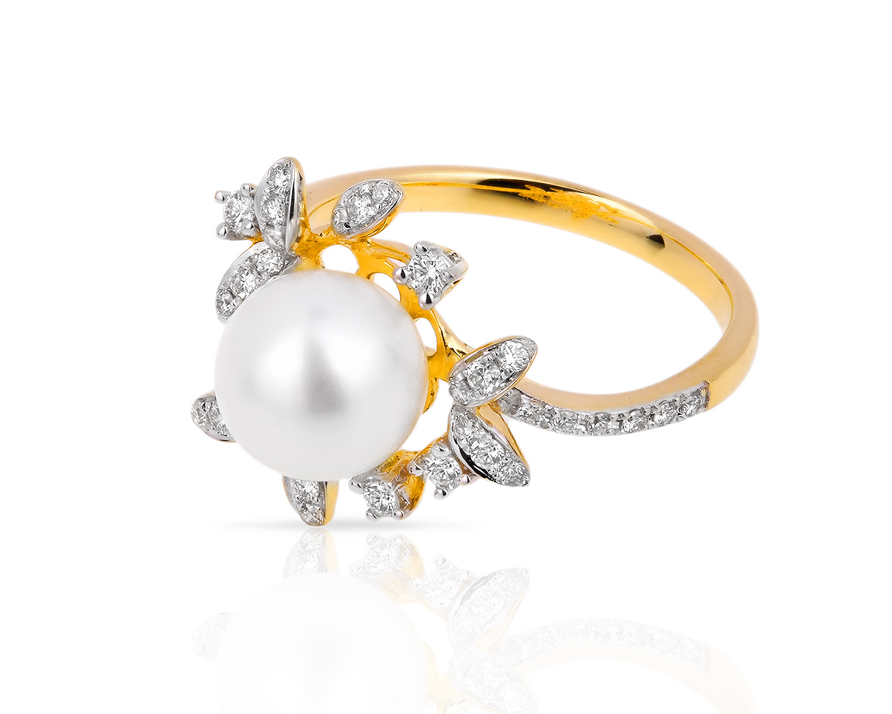Золотое кольцо с жемчугом и бриллиантами 0.26ct