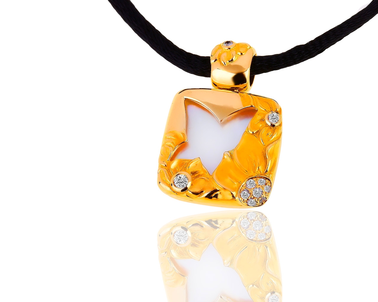 Золотой кулон с перламутром и бриллиантами 0.14ct Magerit 040319/13