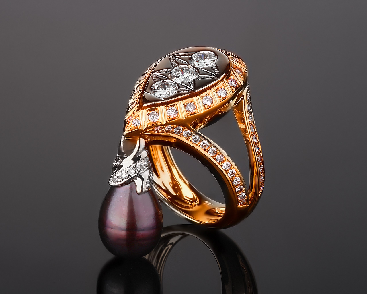 Необычное бриллиантовое кольцо с черным жемчугом