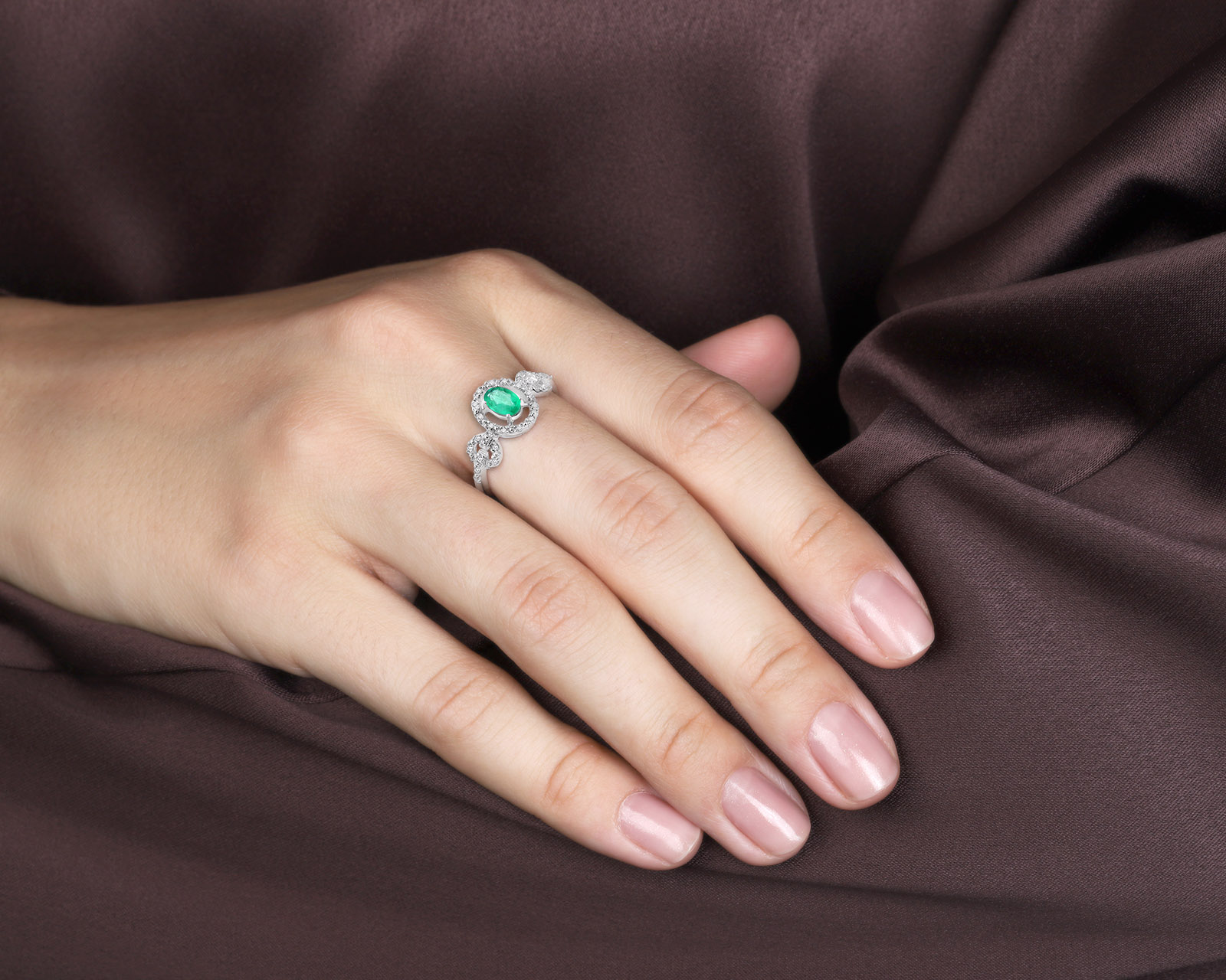 Золотое кольцо с изумрудом 0.34ct и бриллиантами 0.12ct