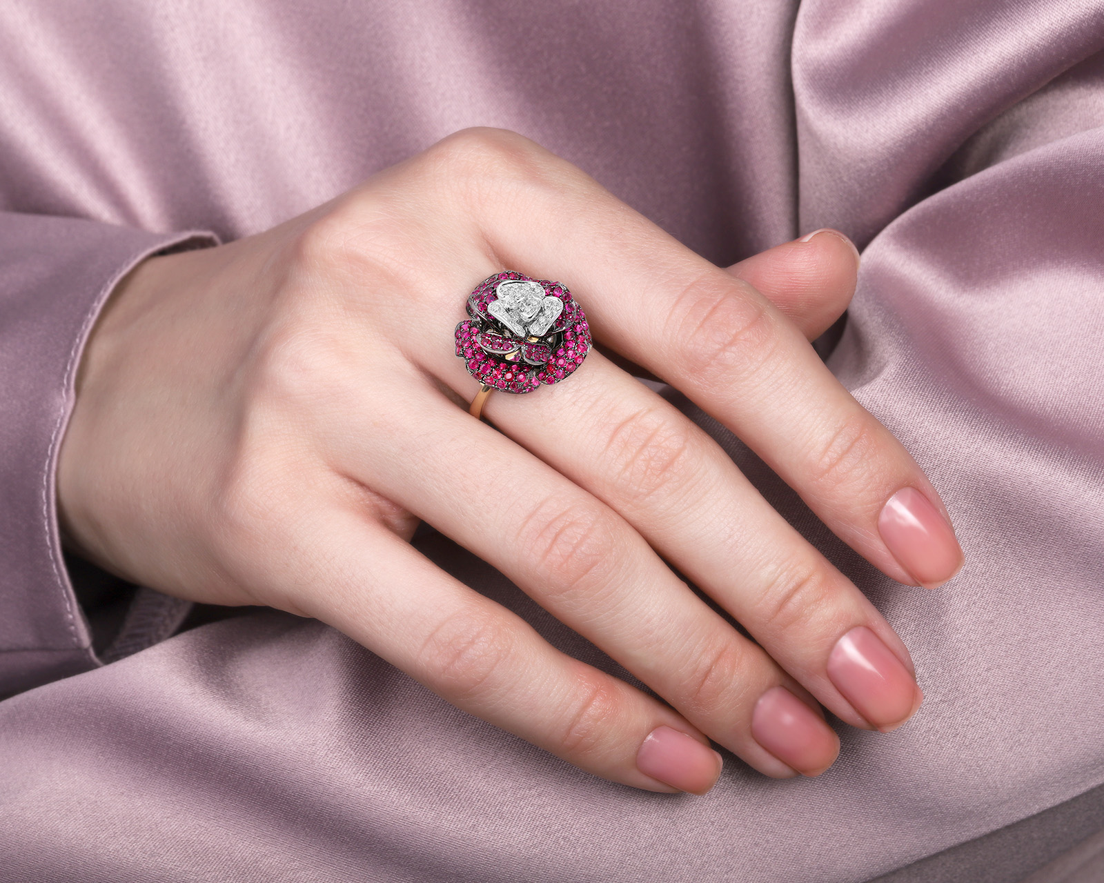 Золотое кольцо с рубинами 1.54ct и бриллиантами 0.15ct