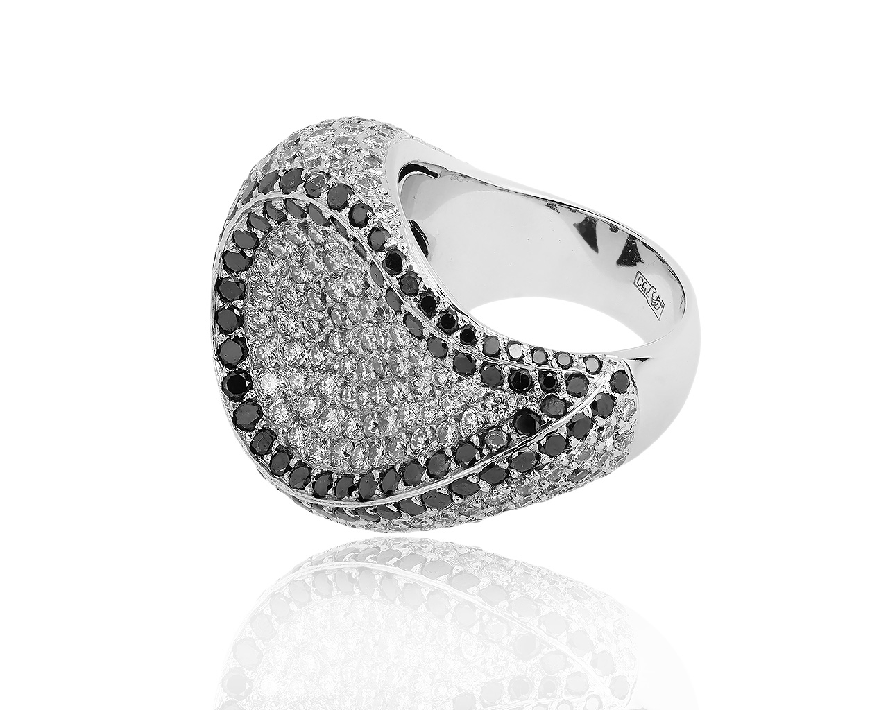 Золотое кольцо с черными и белыми бриллиантами 6.33ct