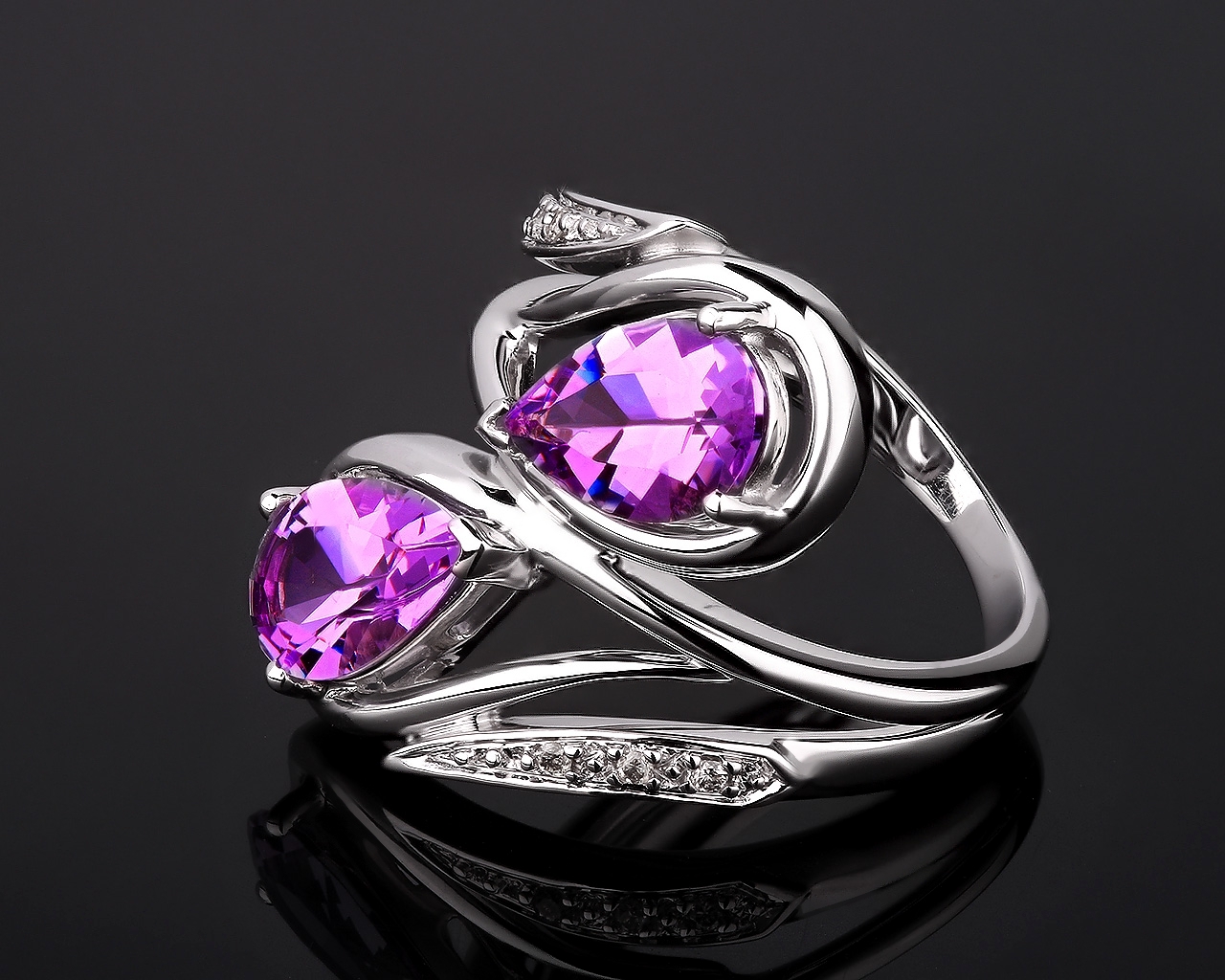 Прекрасное кольцо с аметистами и бриллиантами
