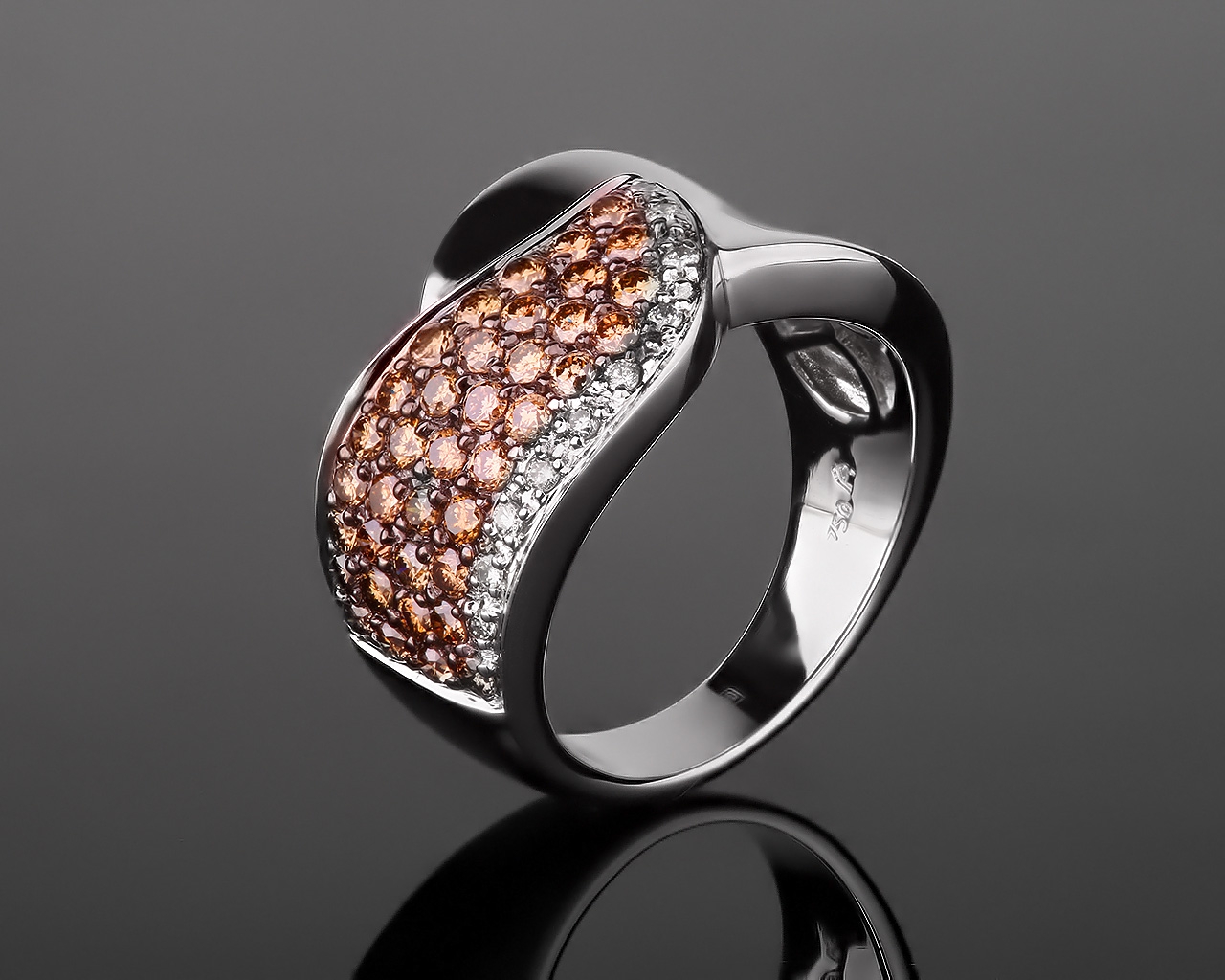 Удивительное золотое кольцо с бриллиантовым паве