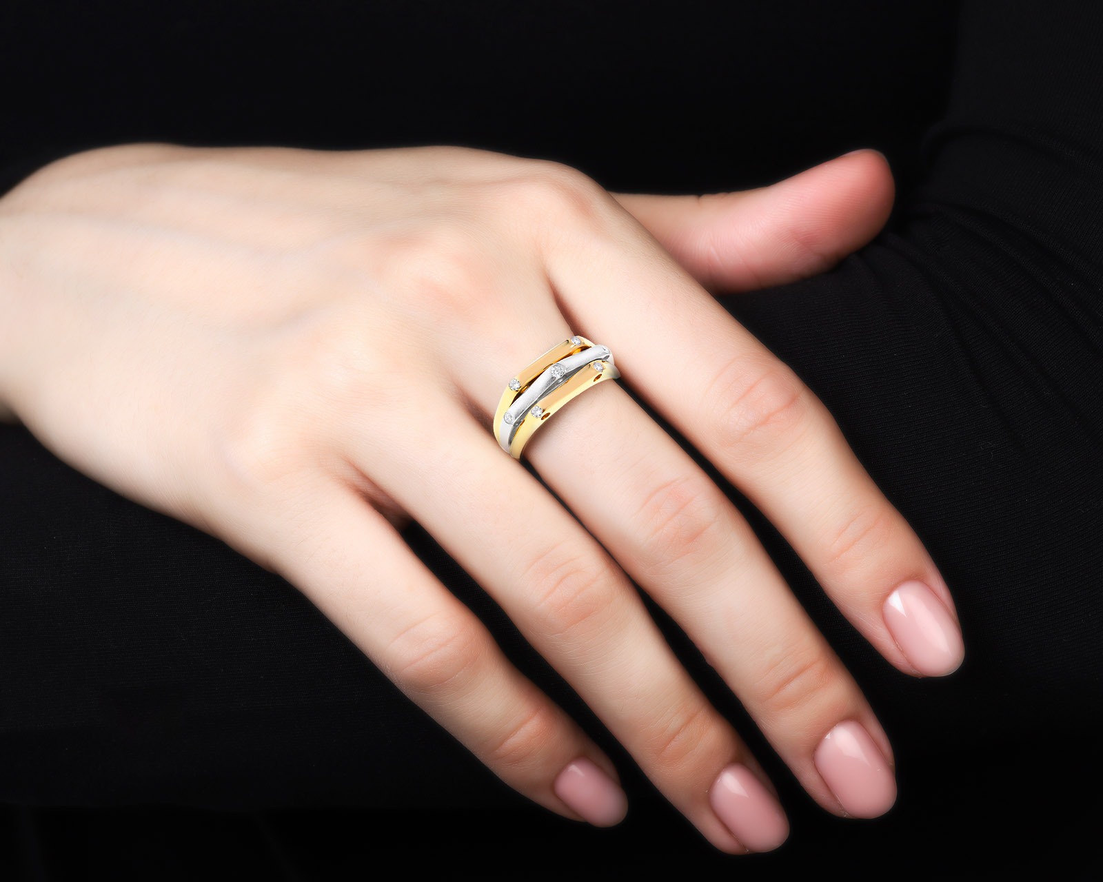 Стильное золотое кольцо с бриллиантами 0.13ct