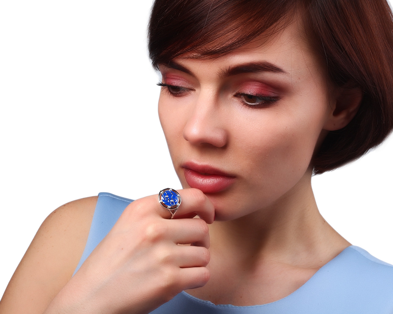 Стильное золотое кольцо с бриллиантами и синей эмалью