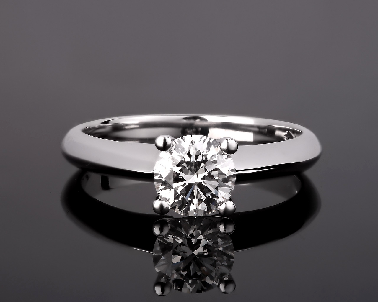 Помолвочное золотое кольцо с бриллиантом 0.91ct
