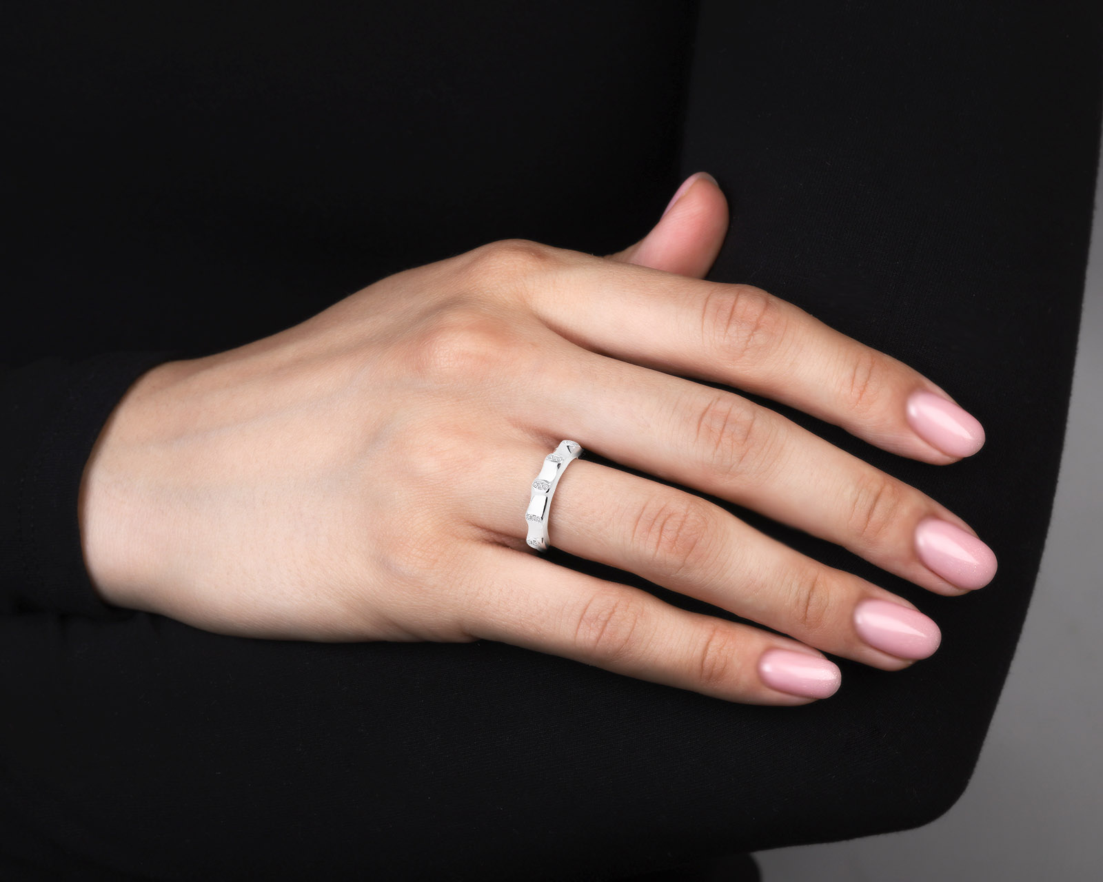 Модное золотое кольцо с бриллиантами 0.06ct