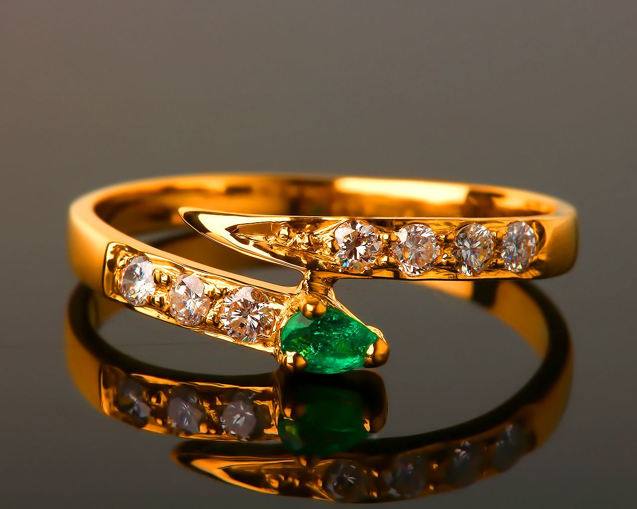 Золотое кольцо с бриллиантами и изумрудом 290716/2