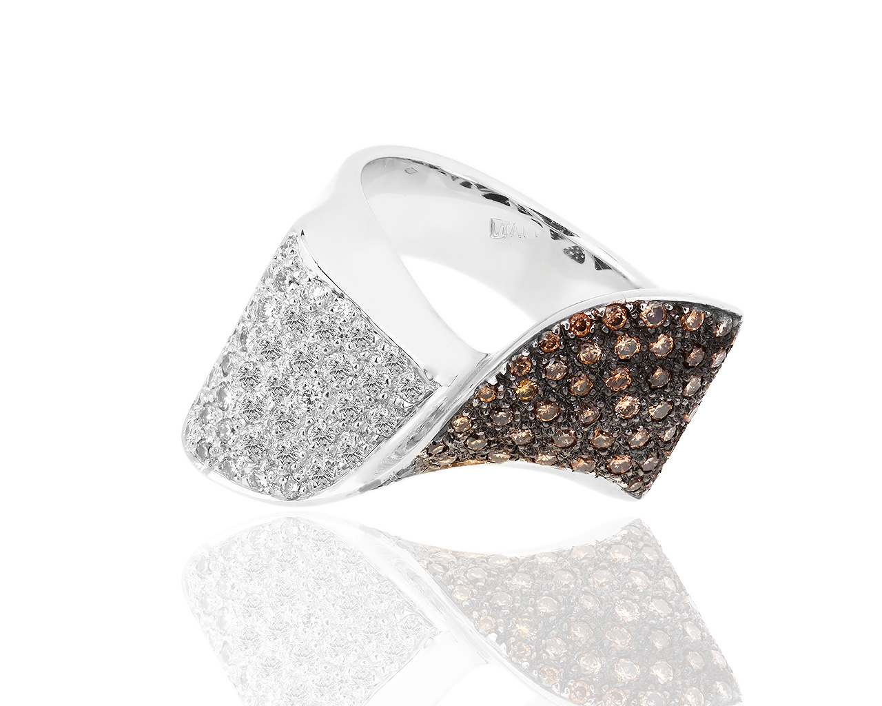 Чудесное золотое кольцо с белыми и коньячными бриллиантами 0.70ct