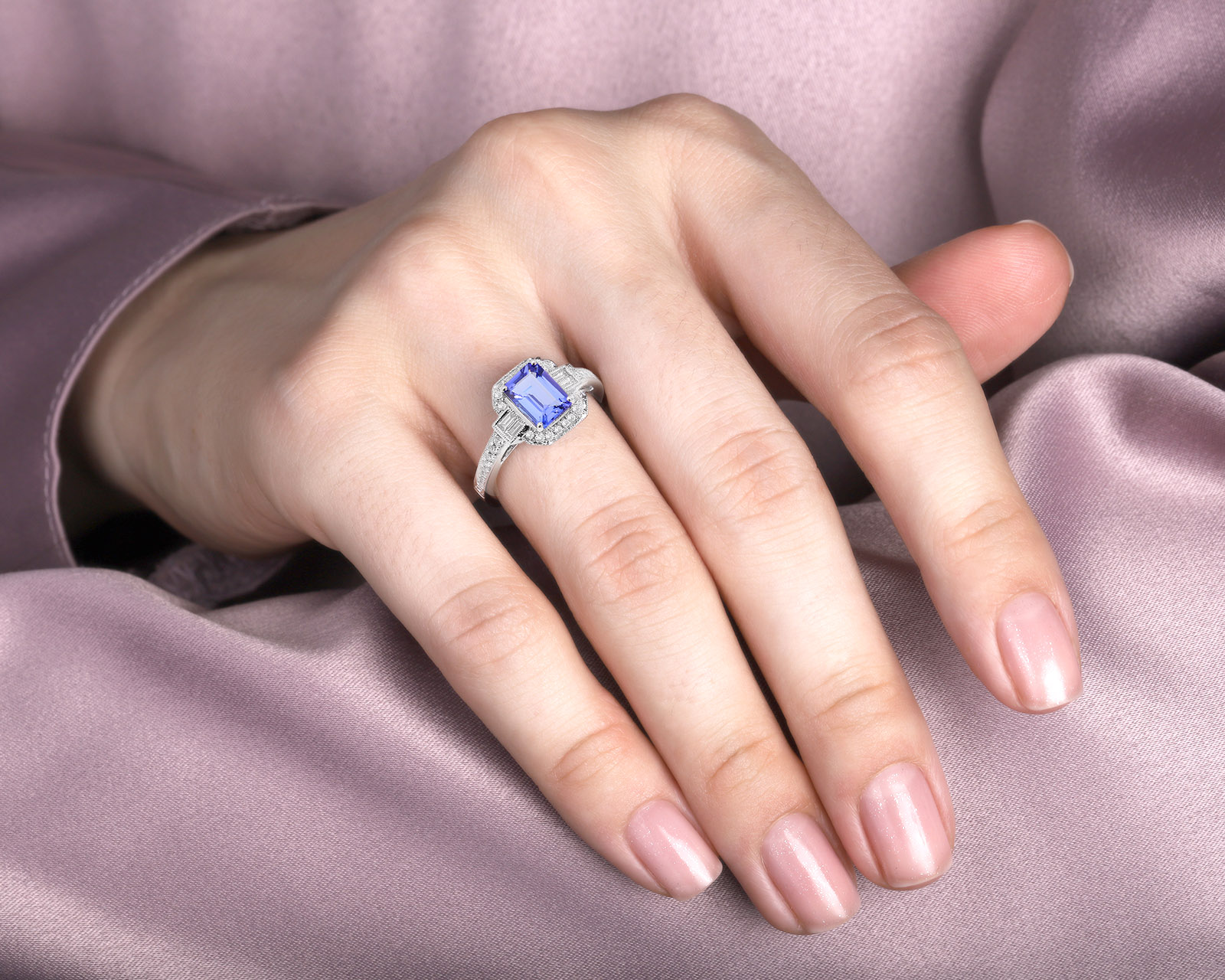 Золотое кольцо с танзанитом 1.60ct и бриллиантами 0.39ct