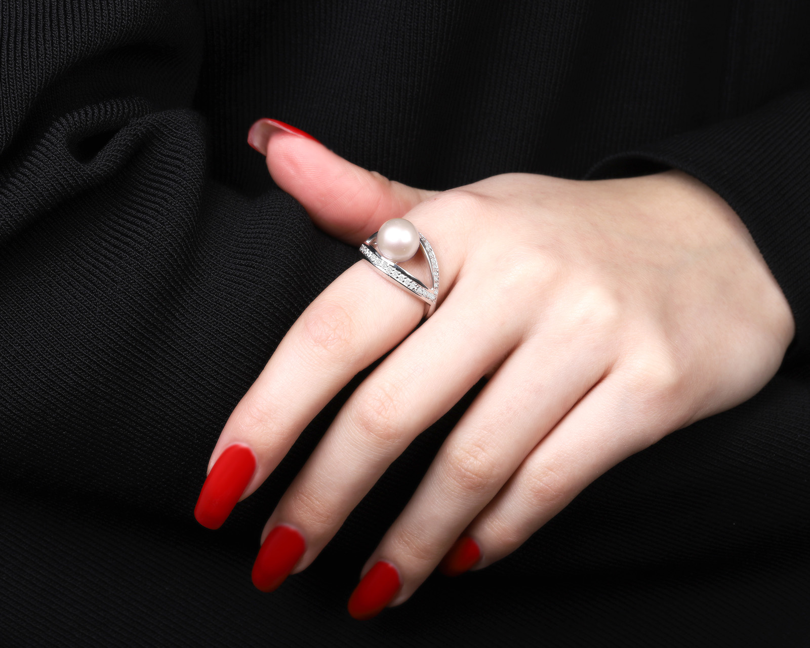 Женственное золотое кольцо с жемчугом 9.20 мм