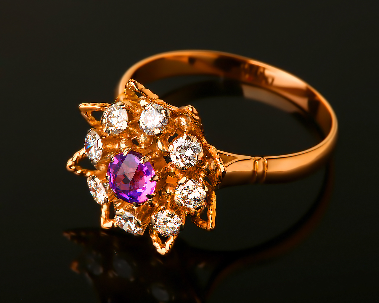 Золотое кольцо с аметистом и бриллиантами 0.56ct