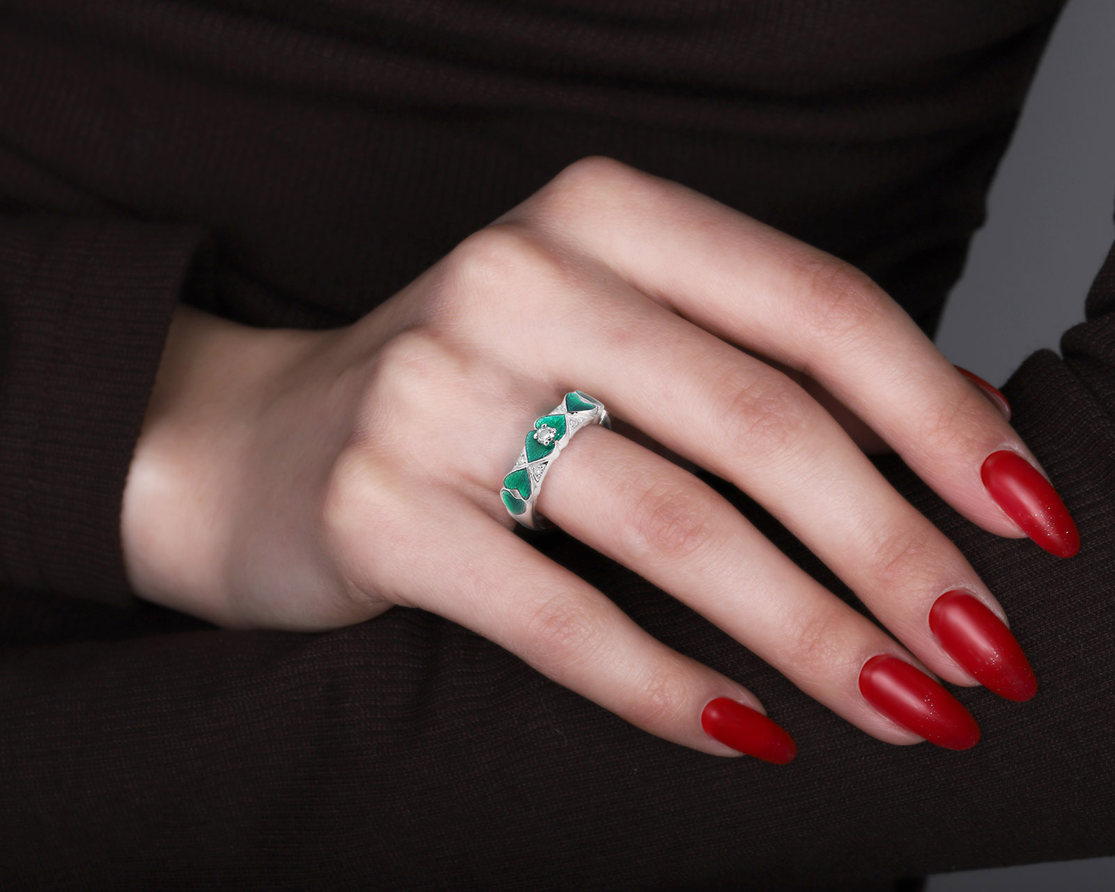 Золотое кольцо с эмалью и бриллиантами 0.09ct