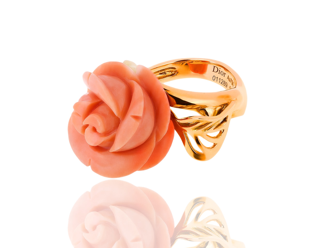 Нежное золотое кольцо с кораллом и бриллиантом Dior