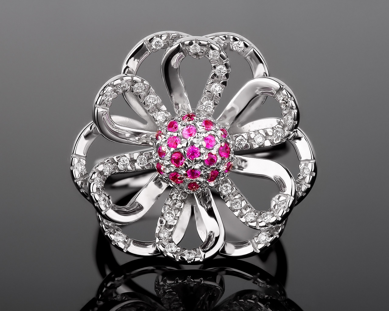 Изысканное бриллиантовое кольцо с сапфирами