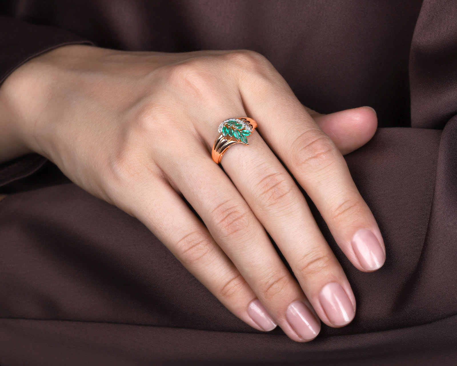 Золотое кольцо с изумрудами 0.56ct и бриллиантами 0.04ct