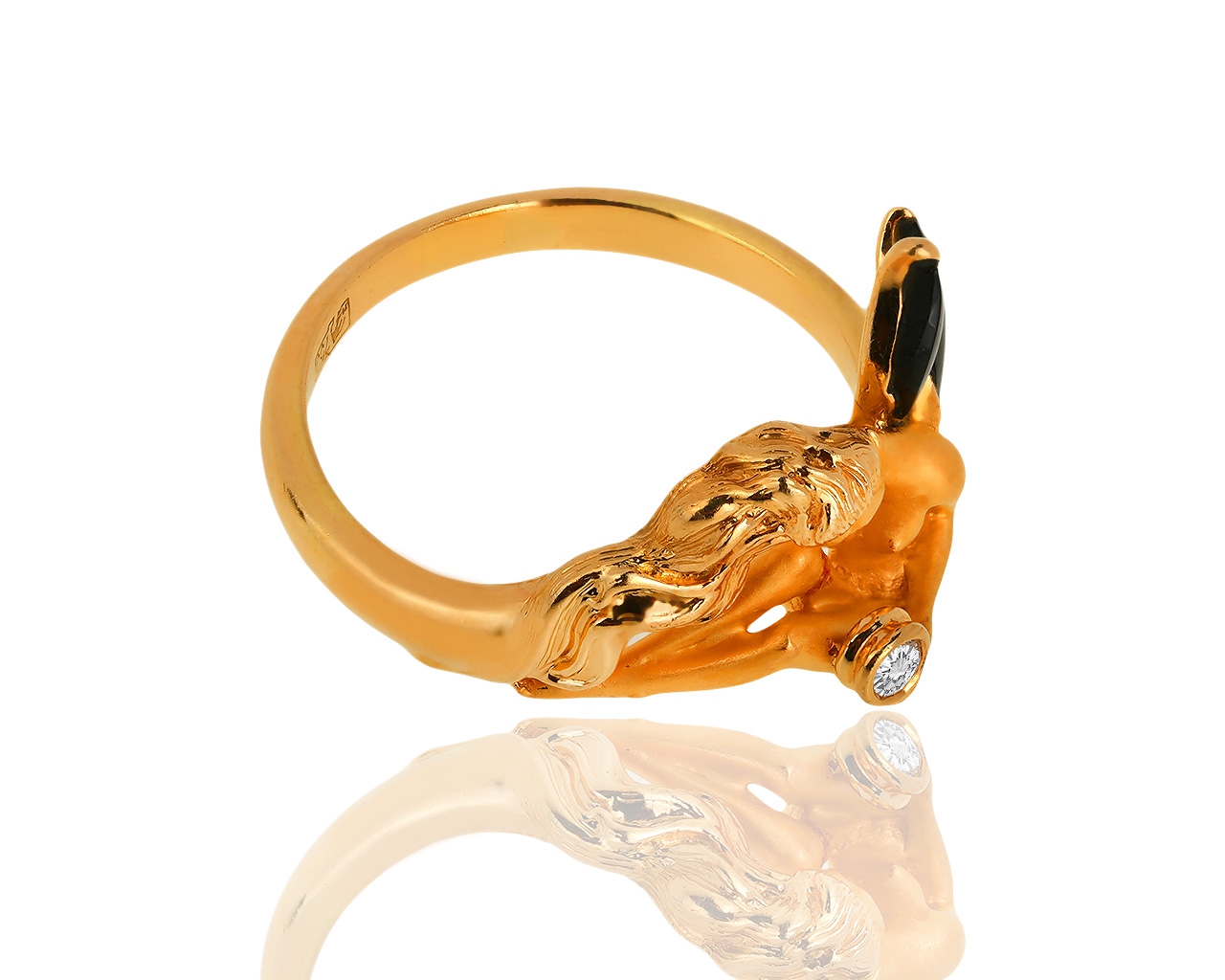 Золотое кольцо с бриллиантом и ониксом Carrera y Carrera