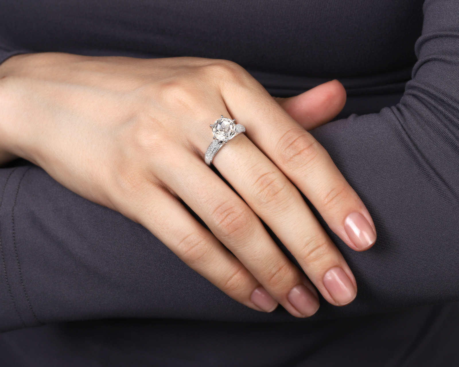 Золотое кольцо с топазом 4.00ct и бриллиантами 0.25ct