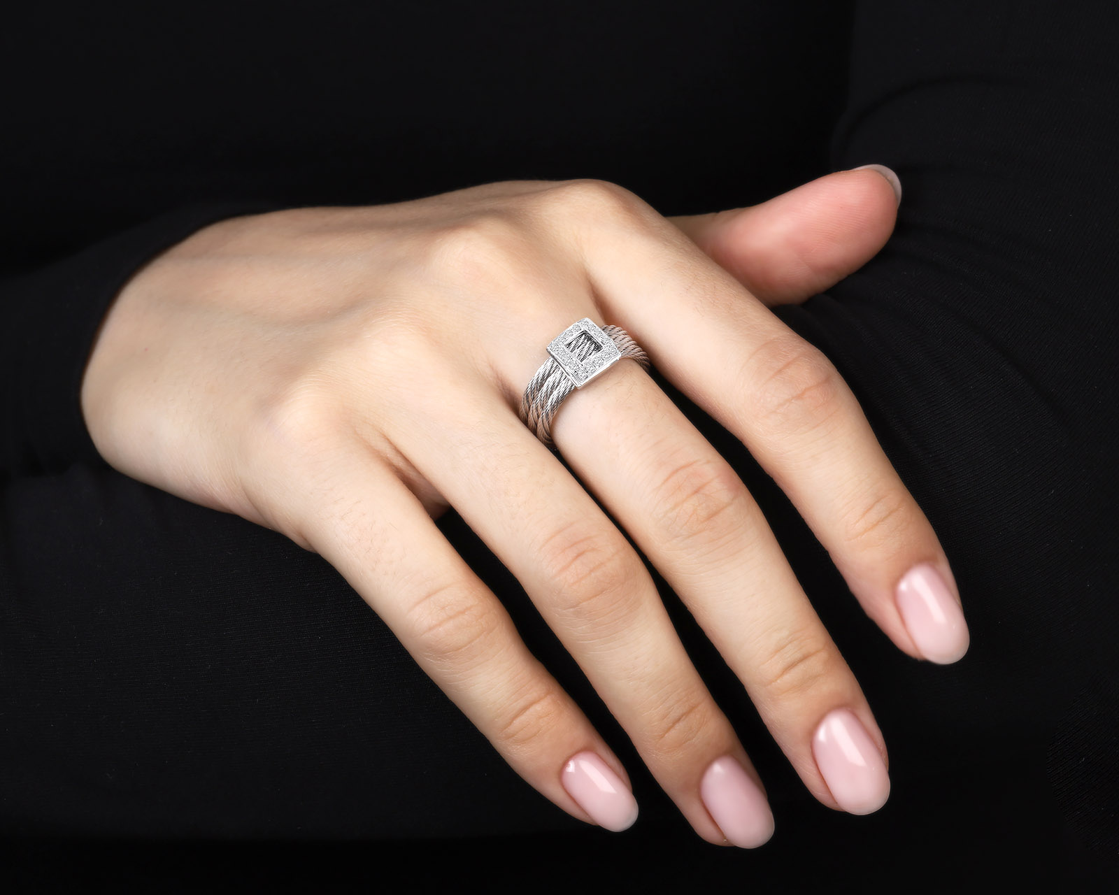 Чарующее золотое кольцо с бриллиантами 0.15ct