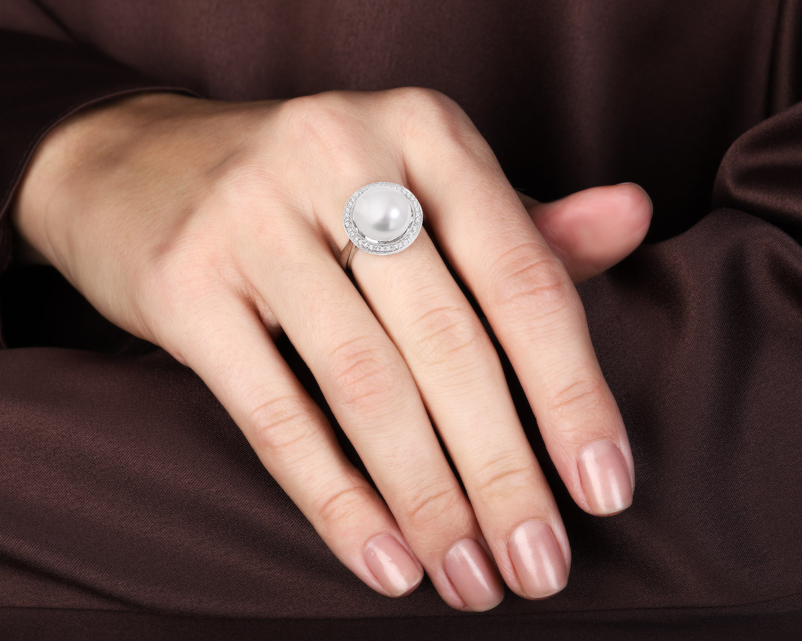 Золотое кольцо с жемчугом и бриллиантами 0.11ct