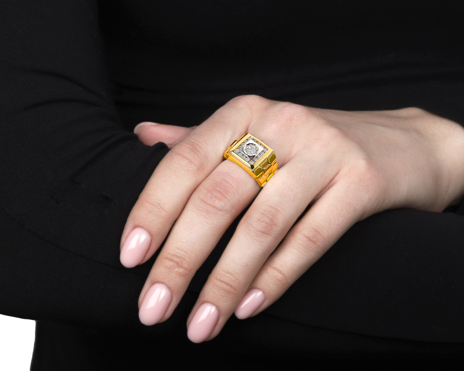 Элегантное золотое кольцо с бриллиантами 0.68ct