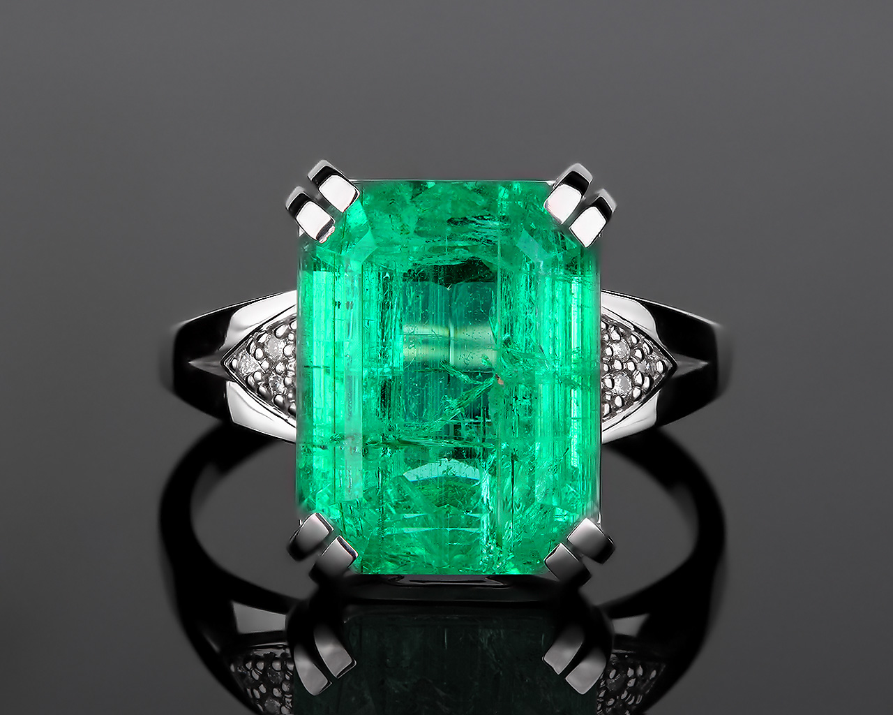 Изящное бриллиантовое кольцо с изумрудом 8.05ct Изящное бриллиантовое кольцо с изумрудом 8.05ct