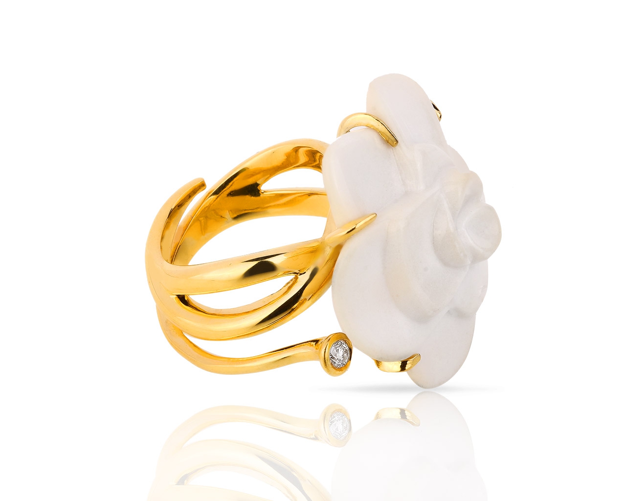 Необычное золотое кольцо с белым агатом и бриллиантом