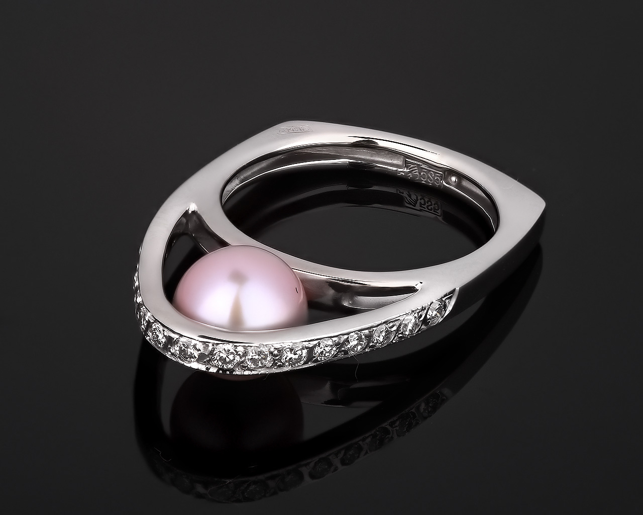 Золотое кольцо с жемчугом и бриллиантами 0.25ct Золотое кольцо с жемчугом и бриллиантами 0.25ct