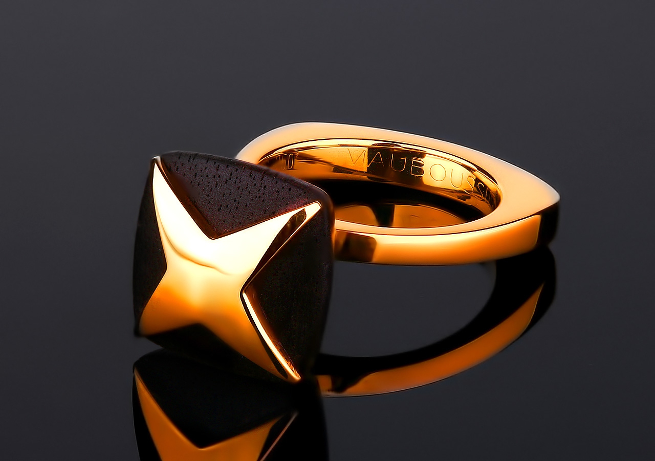 Золотое кольцо с эбеновым деревом Mauboussin Paris