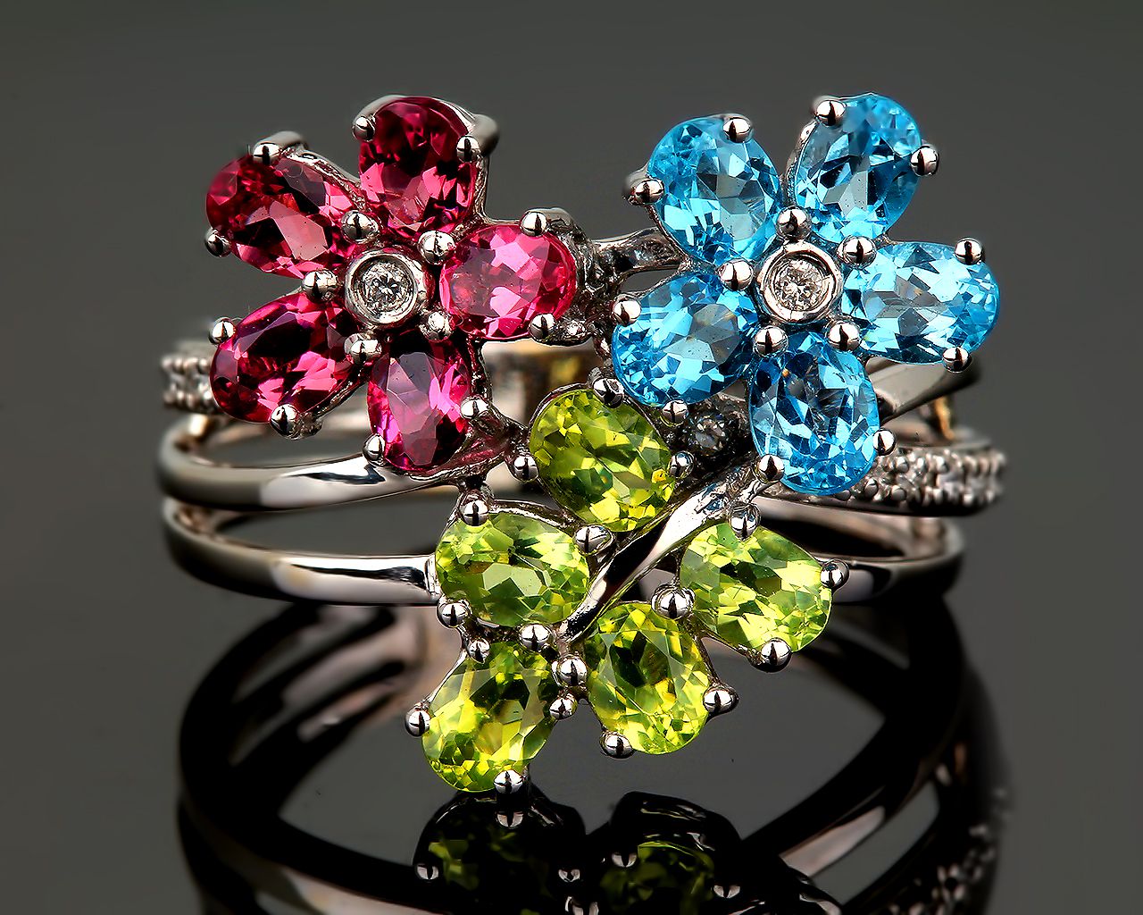 Золотое кольцо с бриллиантами и самоцветами 180516/3