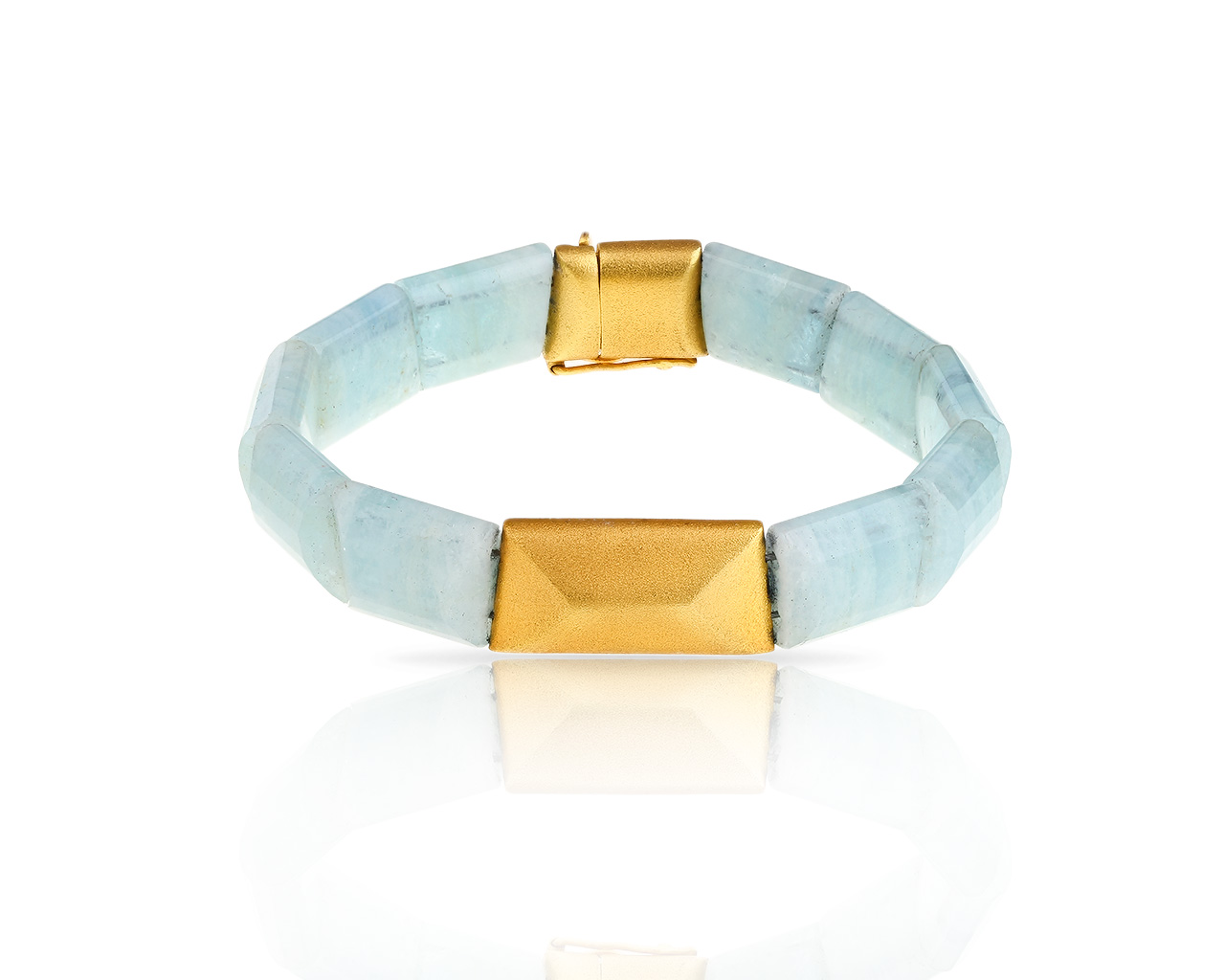 Достойный золотой браслет с матовыми аквамаринами