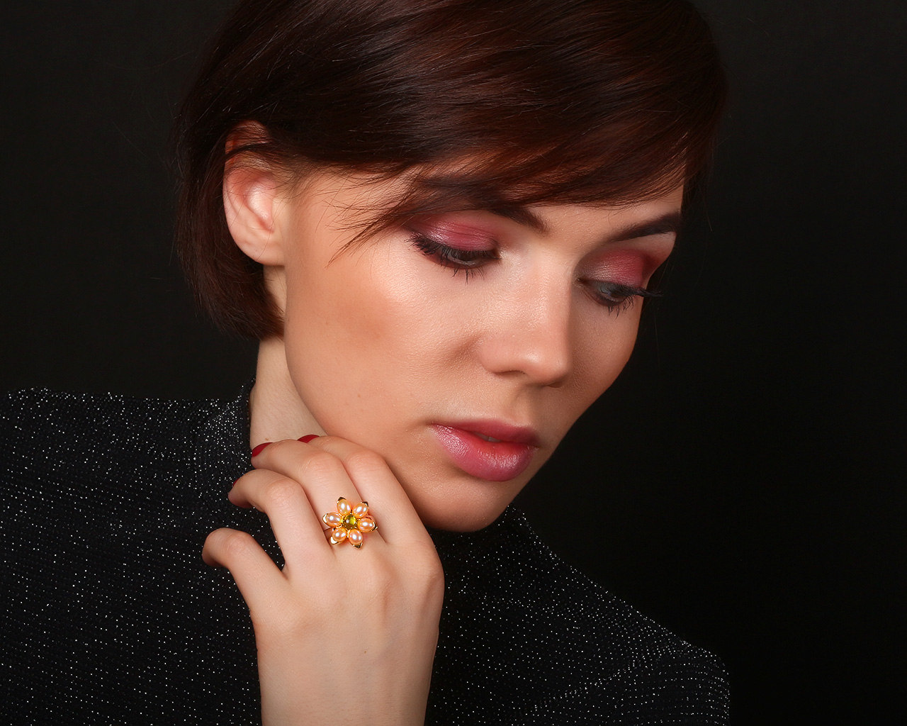 Эстетичное золотое кольцо с жемчугом и хризолитом MiMi