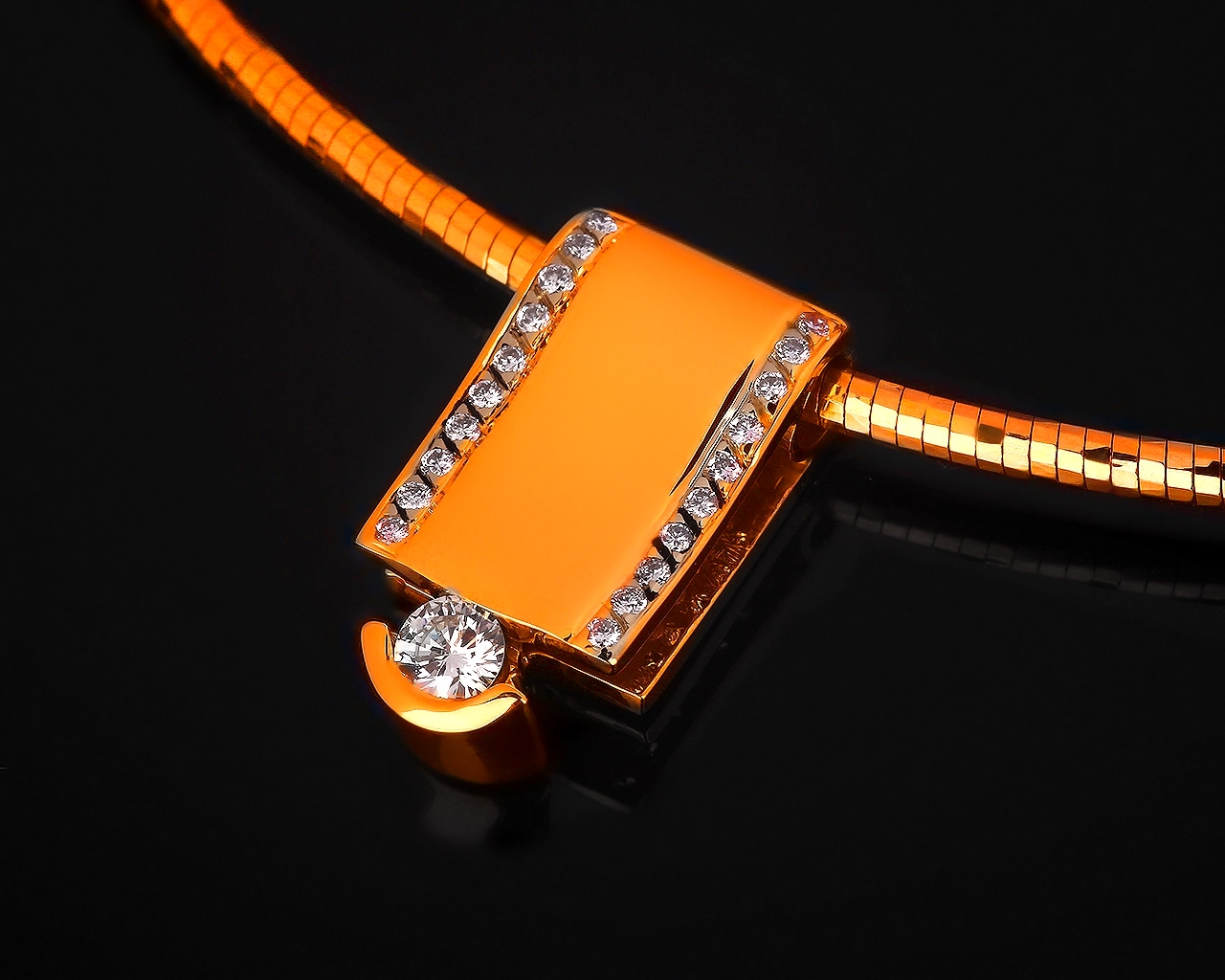 Очаровательная золотая подвеска с бриллиантами 200917/2