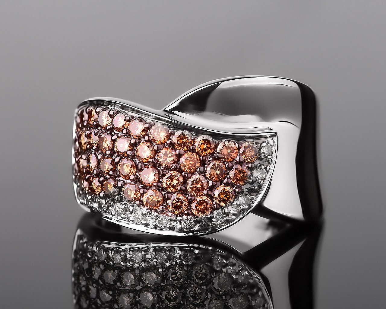 Удивительное золотое кольцо с бриллиантовым паве