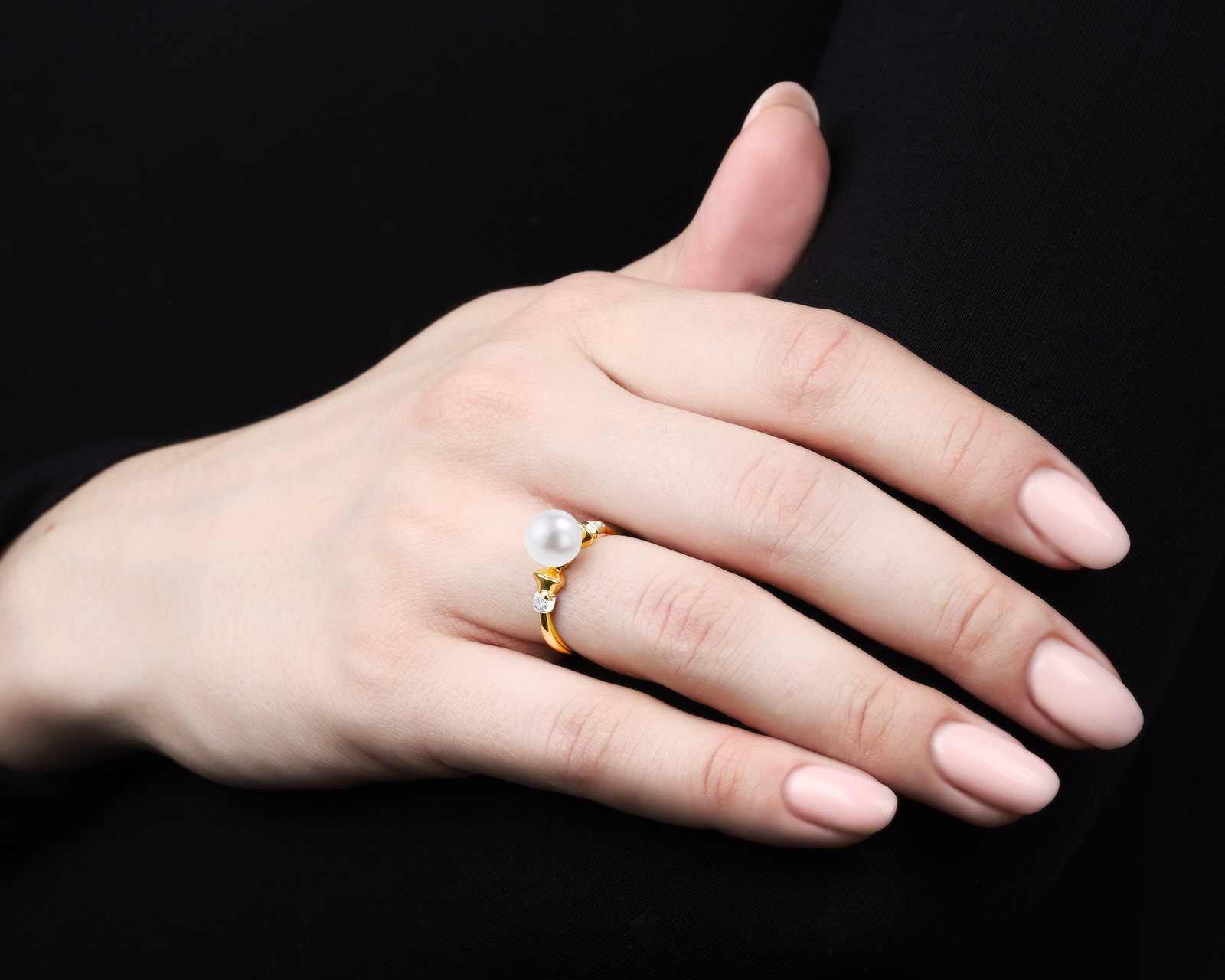 Оригинальное золотое кольцо с жемчугом 7.70 мм Damiani