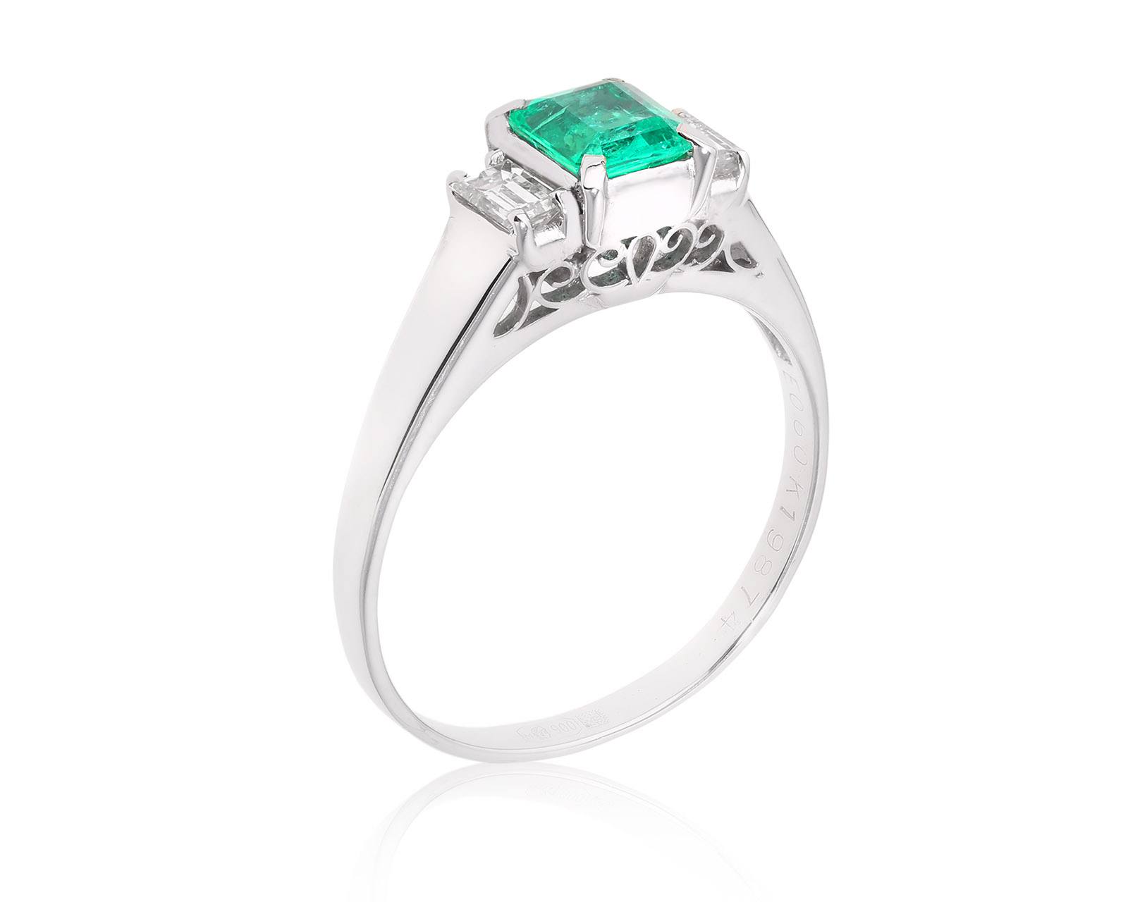 Платиновое кольцо с изумрудом 0.60ct и бриллиантами 0.32ct