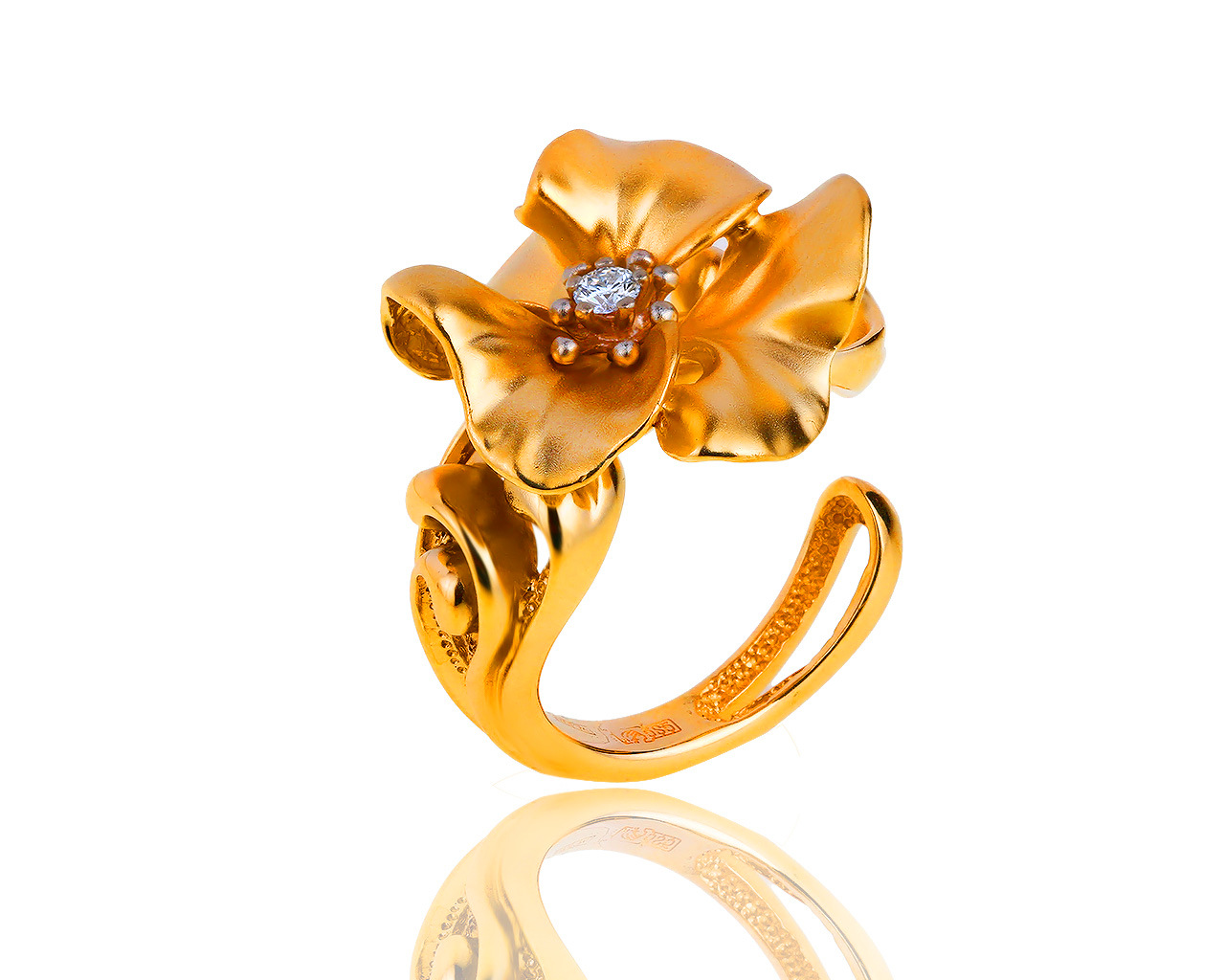 Матовое золотое кольцо с бриллиантами 0.07ct