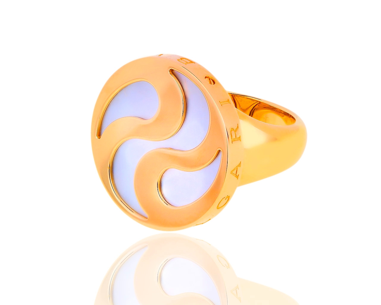 Оригинальное золотое кольцо с перламутром Bvlgari Optical
