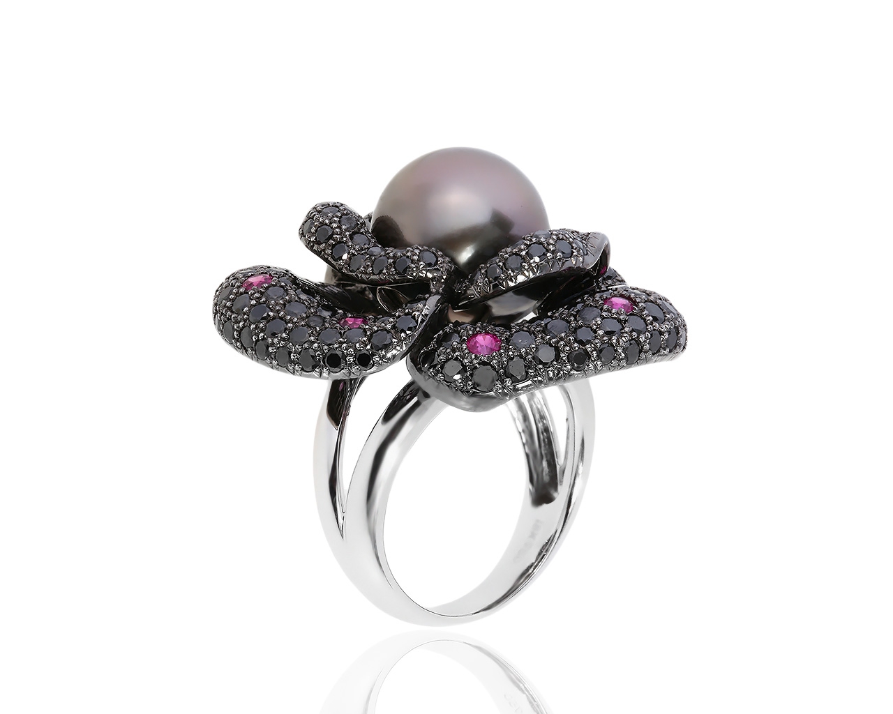 Золотое кольцо с жемчугом, рубинами и черными бриллиантами 3.60ct