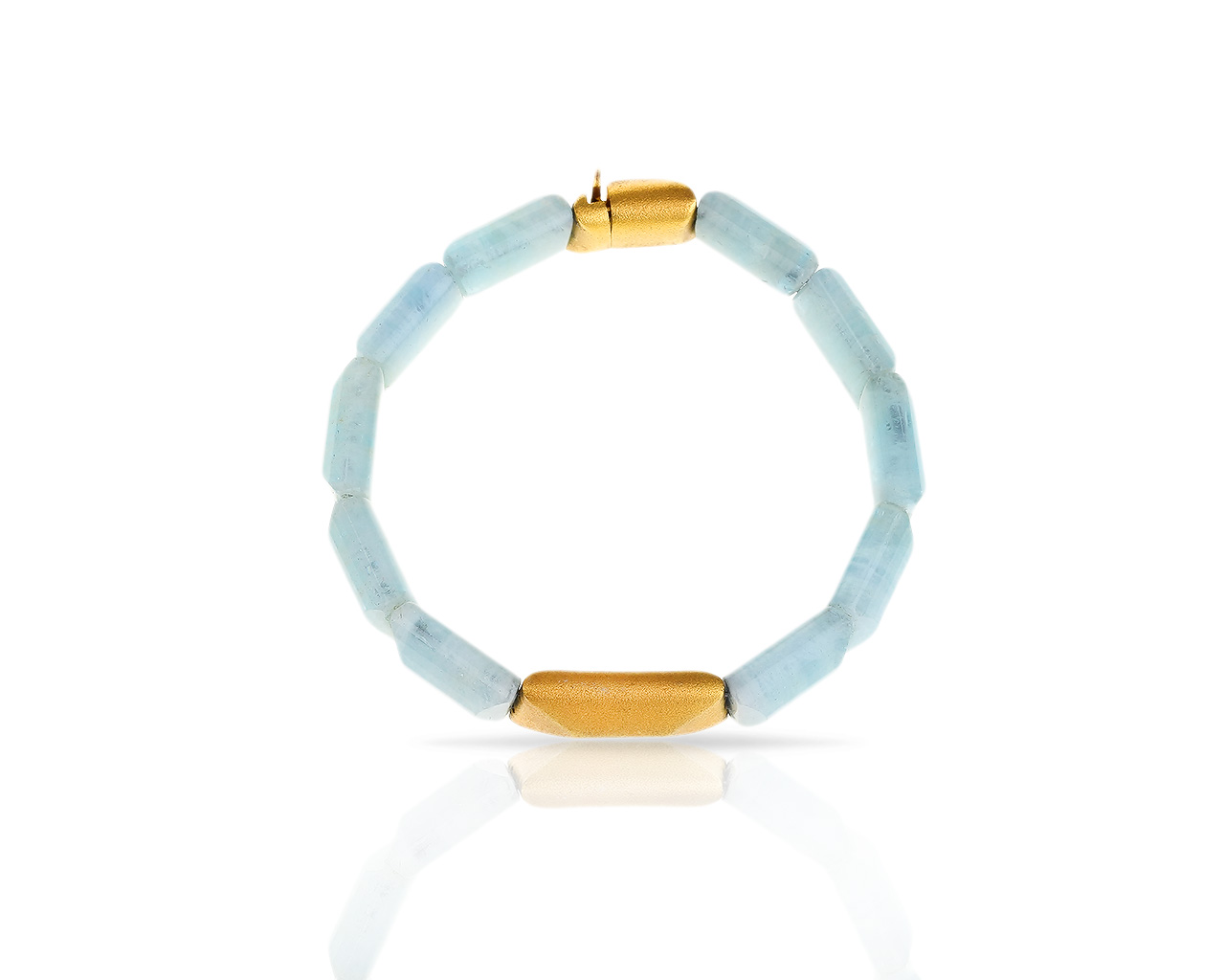 Достойный золотой браслет с матовыми аквамаринами